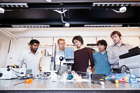 Photo of engineering students in the lab.