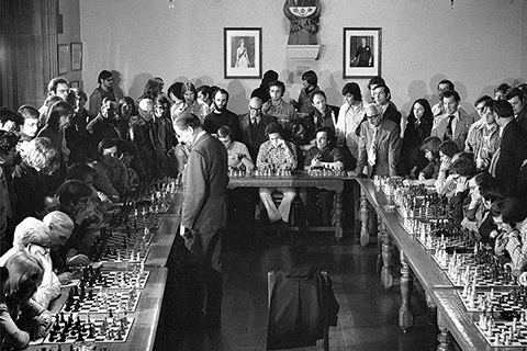 Grandmaster Paul Keres scored 25 wins, three draws and two losses in his 30-game simultaneous exhibition with the Hart House Chess Club in 1975