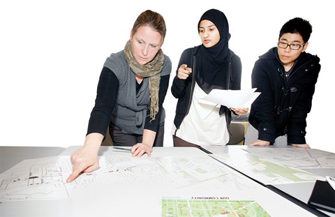 Prof. Susannah Bunce (left) and students in the Cities Studies program at UTSC. Photo by Ken Jones.